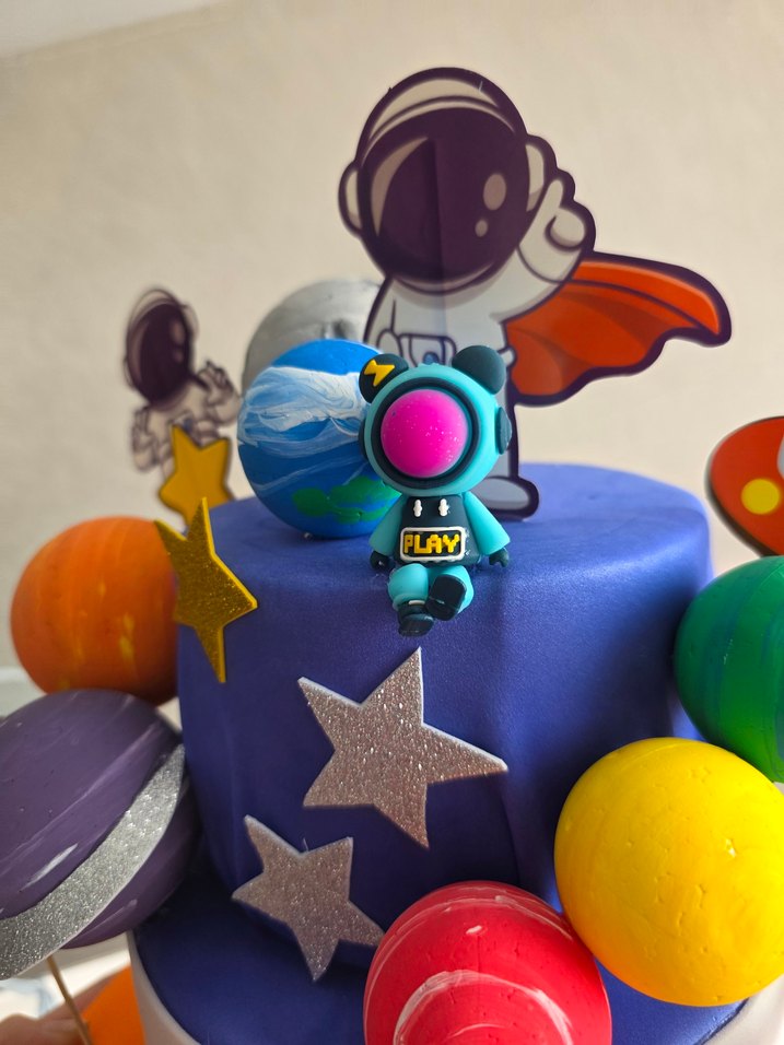 Renkli Uzay Temalı Figürlü maket Pasta - Görsel 5