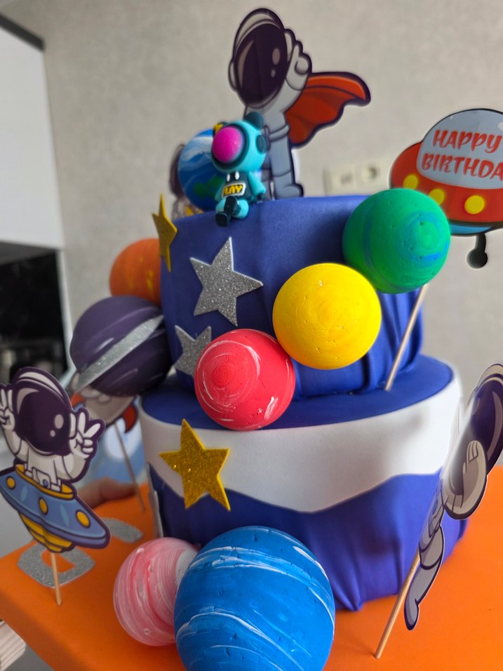 Renkli Uzay Temalı Figürlü maket Pasta - Görsel 3