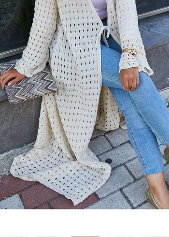 Beyaz Nakışlı Uzun Örgü Hırka - Görsel 3