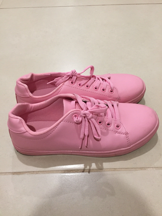 Pembe spor ayakkabı