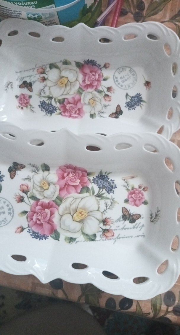 Çiçek Desenli Beyaz Porselen Tabaklar - Görsel 2