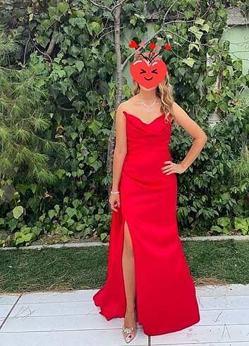 Kırmızı yırtmaç detaylı saten elbise