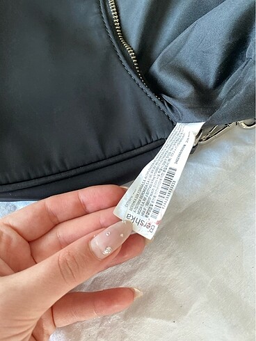 Beden siyah Renk Bershka zincirli ve ayarlanabilir askılı siyah kol çantası
