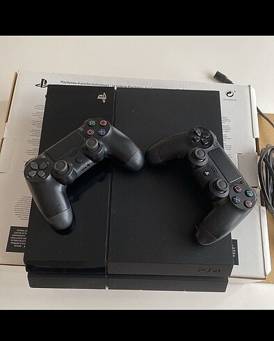 SONY PS4 PLAYSTATİON VE İKİ KOL