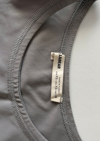 Gri Yüksek Yakalı Kolsuz Crop Top - Görsel 3