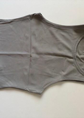 Gri Yüksek Yakalı Kolsuz Crop Top - Görsel 2