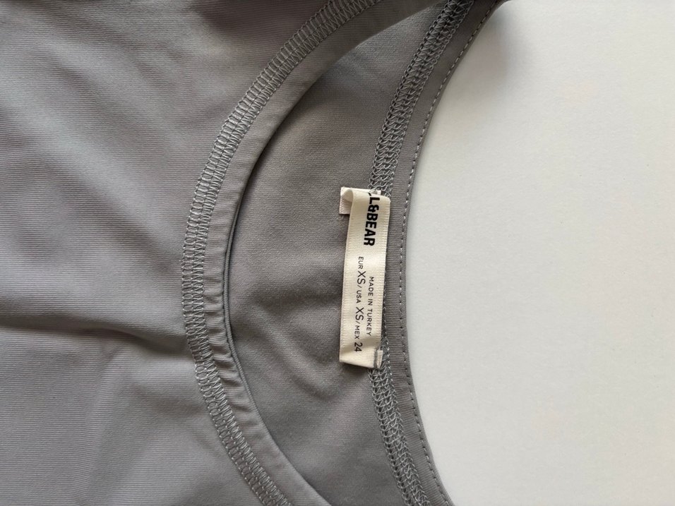 Gri Yüksek Yakalı Kolsuz Crop Top - Görsel 3