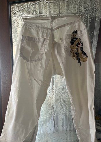 Kadın Beyaz Pamuklu Kemerli Kapri Pantolon - Görsel 2