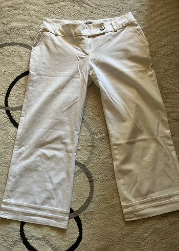 Kadın Beyaz Pamuklu Düğmeli Kapri Pantolon - Görsel 2