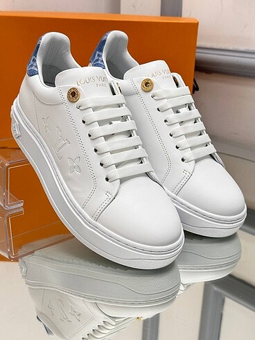 39 Beden beyaz Renk Louis Vuitton spor ayakkabı sıfır