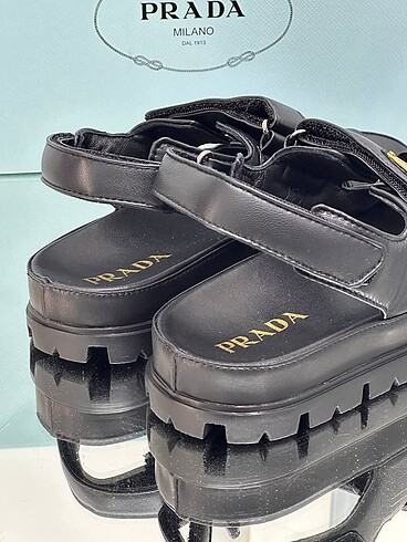 40 Beden siyah Renk PRADA SANDALET DERİ SIFIR