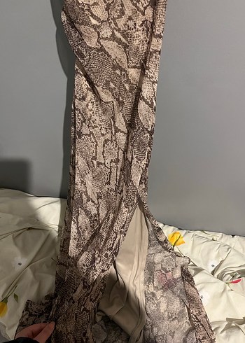 Drapeli V Yaka Kahverengi Yılan Desenli Uzun Elbise - Görsel 4