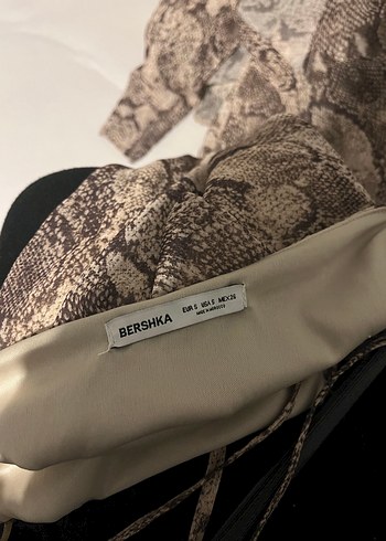 Drapeli V Yaka Kahverengi Yılan Desenli Uzun Elbise - Görsel 3