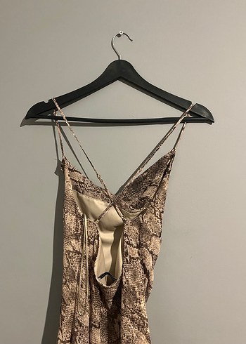 Drapeli V Yaka Kahverengi Yılan Desenli Uzun Elbise - Görsel 2