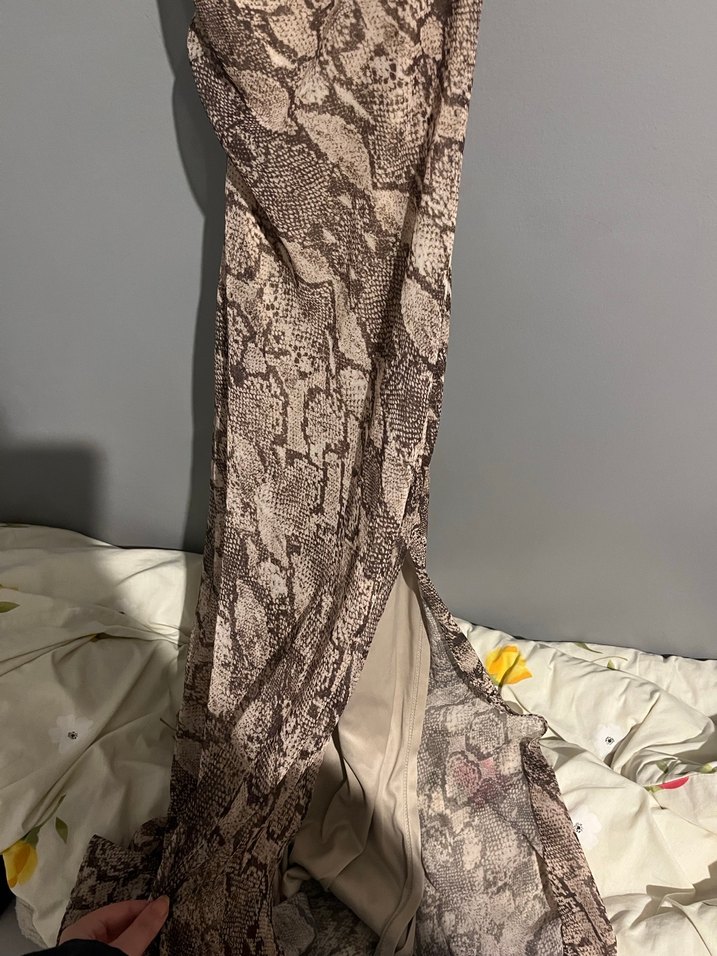 Drapeli V Yaka Kahverengi Yılan Desenli Uzun Elbise - Görsel 4