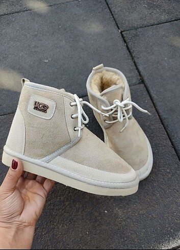 UGG BAĞCİKLİ İCİ TÜYLÜ BOT BEJ 