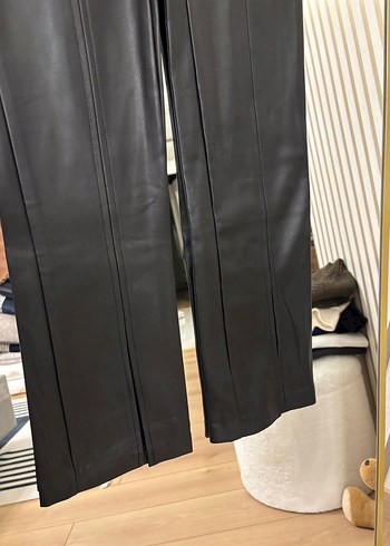 Stradivarius paçası yırtmaçlı deri pantolon - Görsel 2