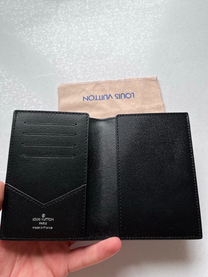 Siyah Louis Vuitton pasaport - Görsel 3