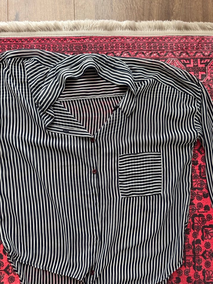 Düğmeli Siyah Beyaz Çizgili Kadın Gömlek - Görsel 2