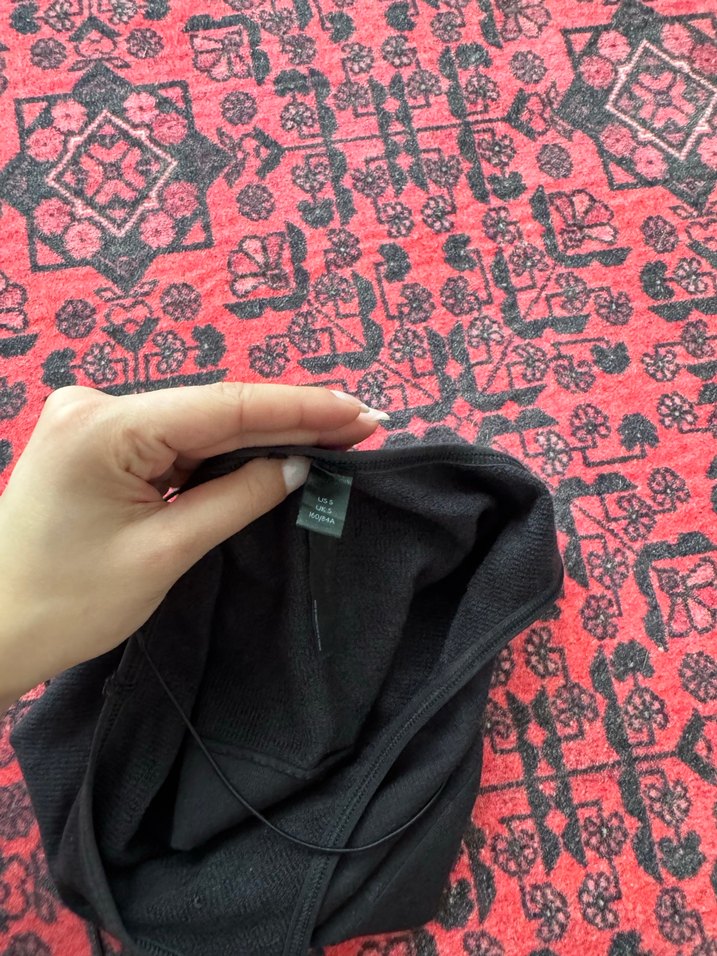 Siyah İnce Askılı Kısa Crop Top - Görsel 2