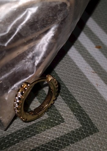 Altın Renkli Parlak taşlarla süslü Küpe - Görsel 5