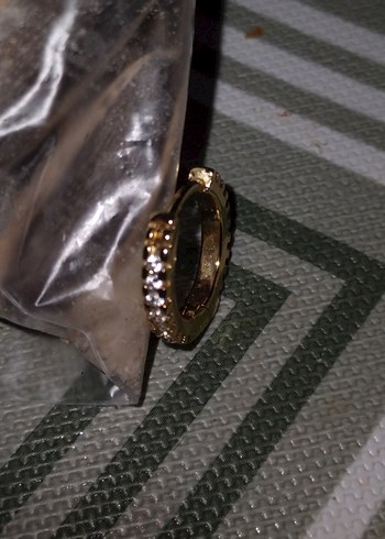 Altın Renkli Parlak taşlarla süslü Küpe - Görsel 3