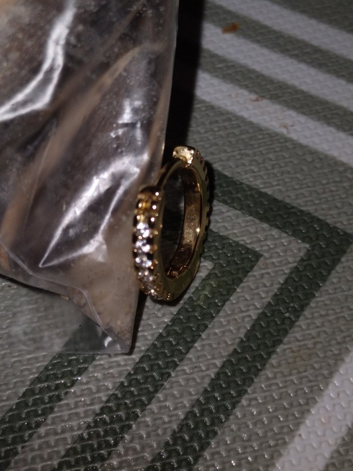 Altın Renkli Parlak taşlarla süslü Küpe - Görsel 3