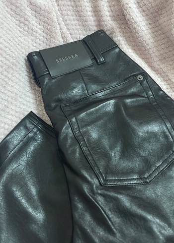 Bershka Siyah Deri Kadin Pantolon