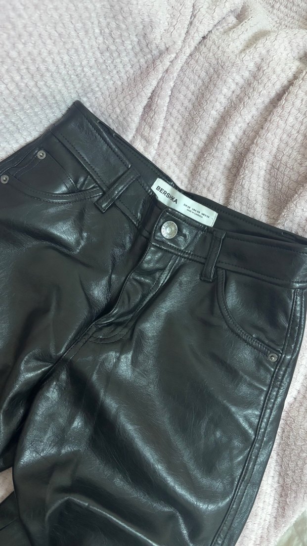 Bershka Siyah Deri Kadın Pantolon — görsel 2/3