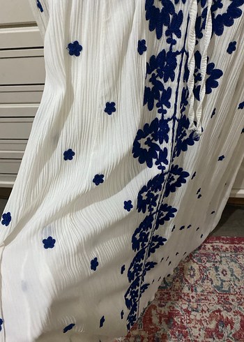 Mavi işlemeli beyaz elbise - Görsel 3