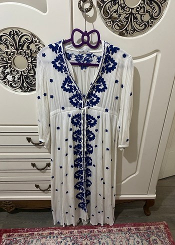 Mavi işlemeli beyaz elbise - Görsel 2