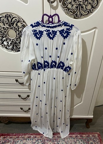 Mavi işlemeli beyaz elbise - Görsel 4