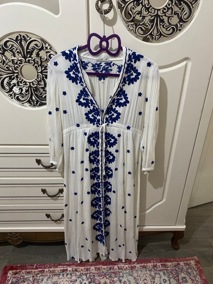 Mavi işlemeli beyaz elbise - Görsel 2