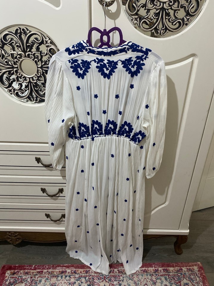 Mavi işlemeli beyaz elbise - Görsel 4
