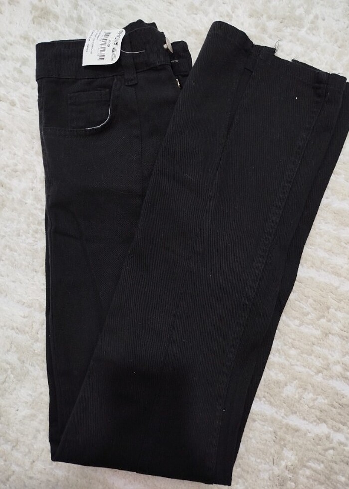 Siyah Yırtmaç Detaylı Jean - Görsel 3