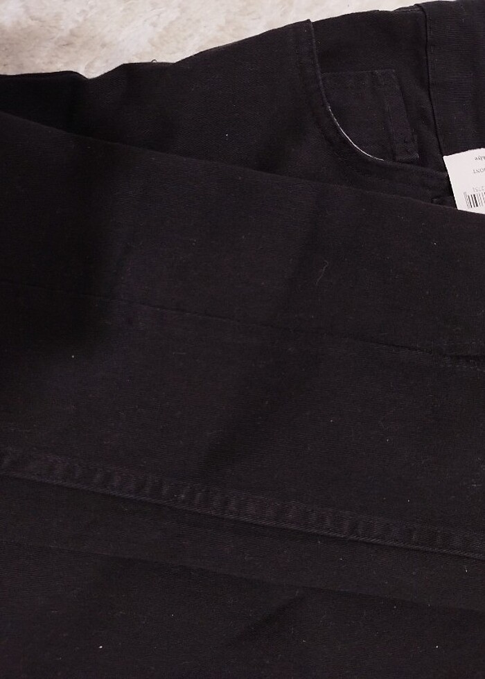 Siyah Yırtmaç Detaylı Jean - Görsel 4