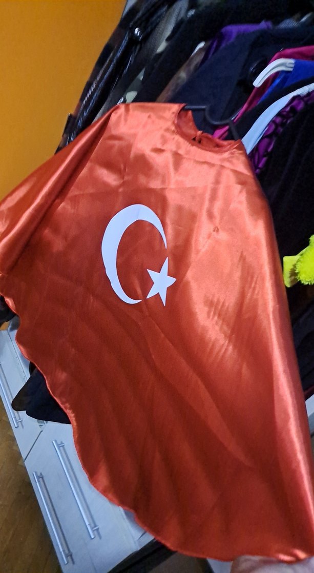 Kız erkek Çocuk , yetiskin Kırmızı Saten Bayrak  Pelerin - Görsel 3