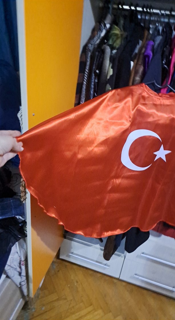 Kız erkek Çocuk , yetiskin Kırmızı Saten Bayrak  Pelerin - Görsel 2