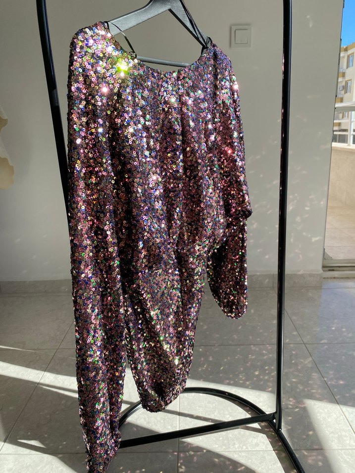 Parlak Siyah Mini Payetli V Yaka Elbise - Görsel 4