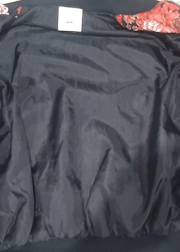 Çiçek Desenli Kırmızı Kadın bomber Ceket 1.68 boy 58 kilo - Görsel 2