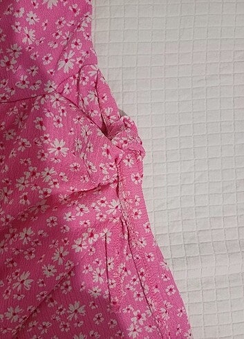 s Beden Çiçek desenli askılı, şortlu mini elbise