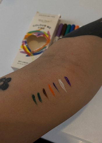 Diğer Renkli eyeliner