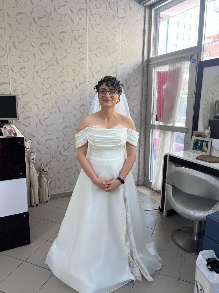 Beyaz Fransız küpürlü gelinlik - Görsel 5