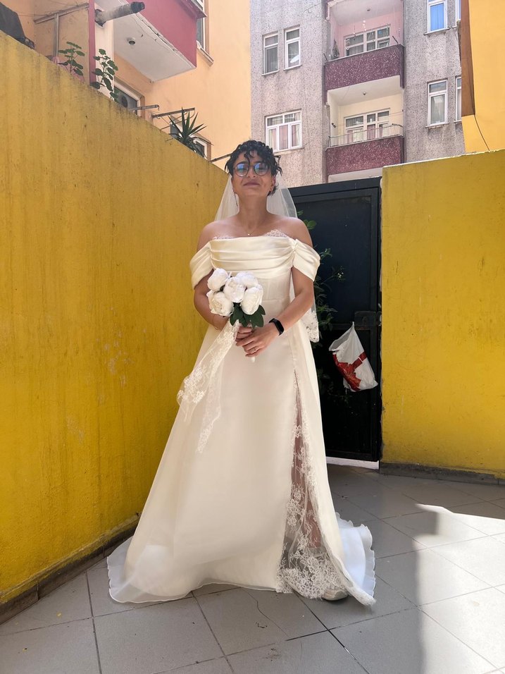 Beyaz Fransız küpürlü gelinlik - Görsel 3