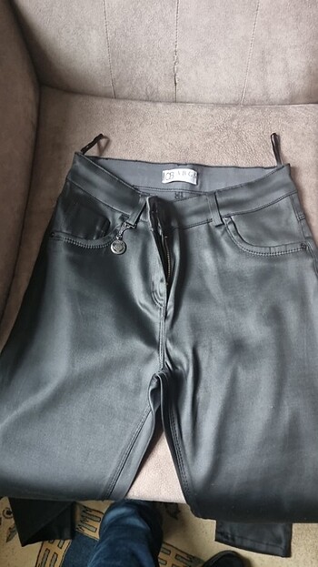 Deri görunumlu pantalon