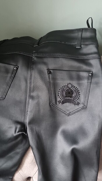 27 Beden Deri görunumlu pantalon