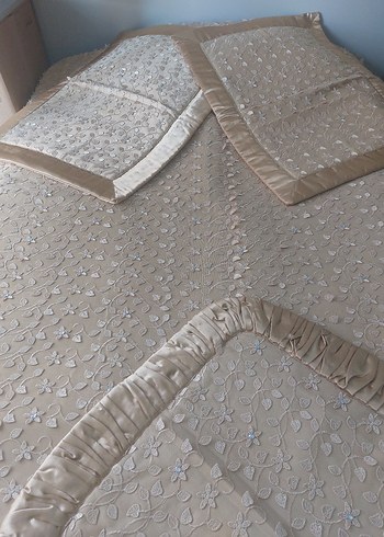 Nakışlı Bej Parlak Yatak Örtüsü - Görsel 3