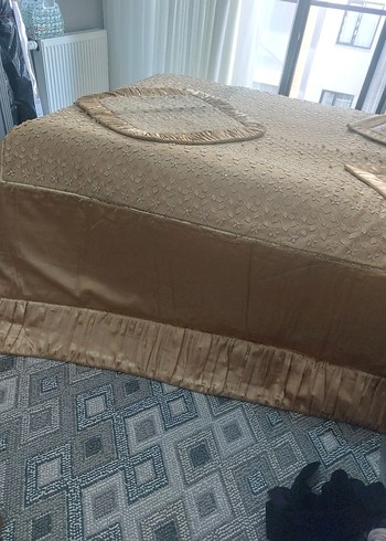 Nakışlı Bej Parlak Yatak Örtüsü - Görsel 4