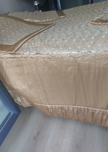 Nakışlı Bej Parlak Yatak Örtüsü - Görsel 8