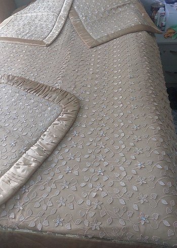 Nakışlı Bej Parlak Yatak Örtüsü - Görsel 9